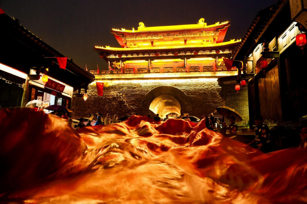 西昌建昌古城国庆系列活动燃动全城，超75万游客共赴“红旗下的家国之约”