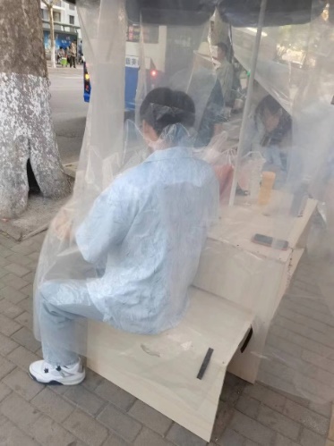 青岛公交车站改造新思路:“乘客驿站”避雨伞座椅设计