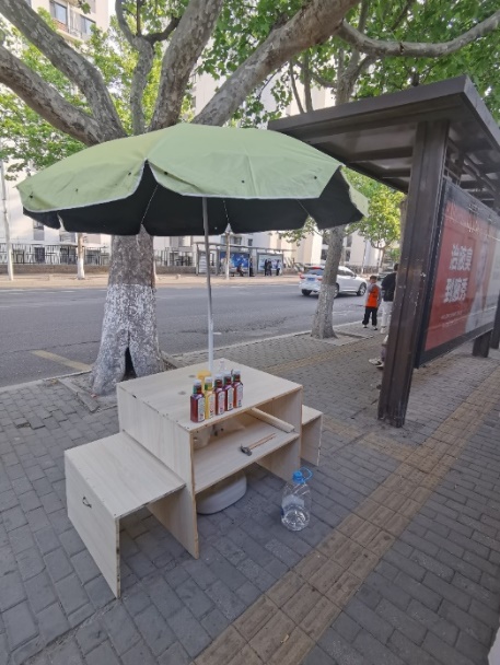 青岛公交车站改造新思路:“乘客驿站”避雨伞座椅设计