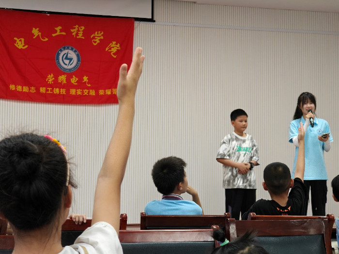 江西职业技术大学电气工程学院暑期“三下乡”社会实践暨大思政实践活动:荣耀电气基层行,流芳乡里绘夏梦