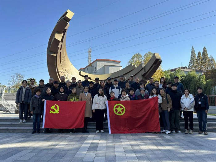 【红色传承·青春启航】家居与工业设计学院联合锁金四村共赴梅钢工业园区开展党团共建活动