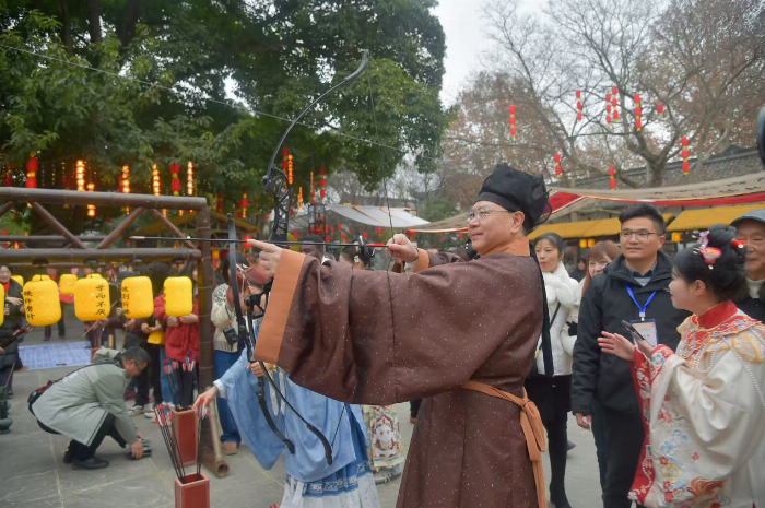 全球共庆蛇年春节拉开序幕！“汉服博导”与留学生在“春节发源地”过腊八节