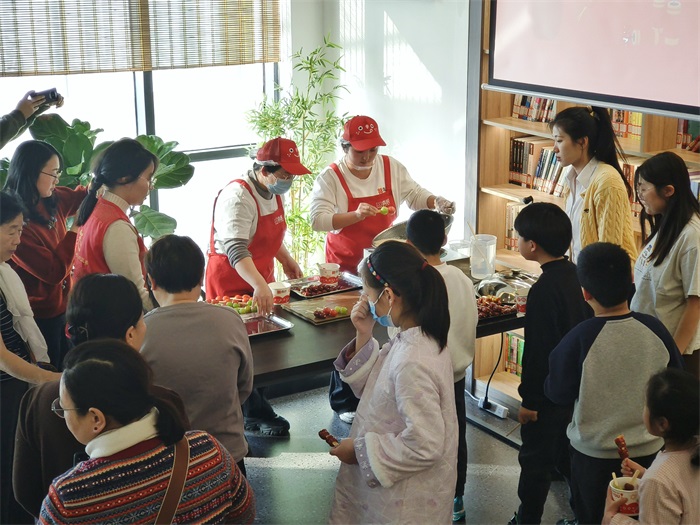 串出幸福甜蜜 重温“儿时”记忆——河北省图书馆举办冰糖葫芦制作体验活动