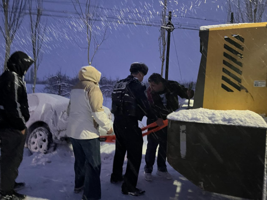 警民携手除雪困，新春守护暖人心