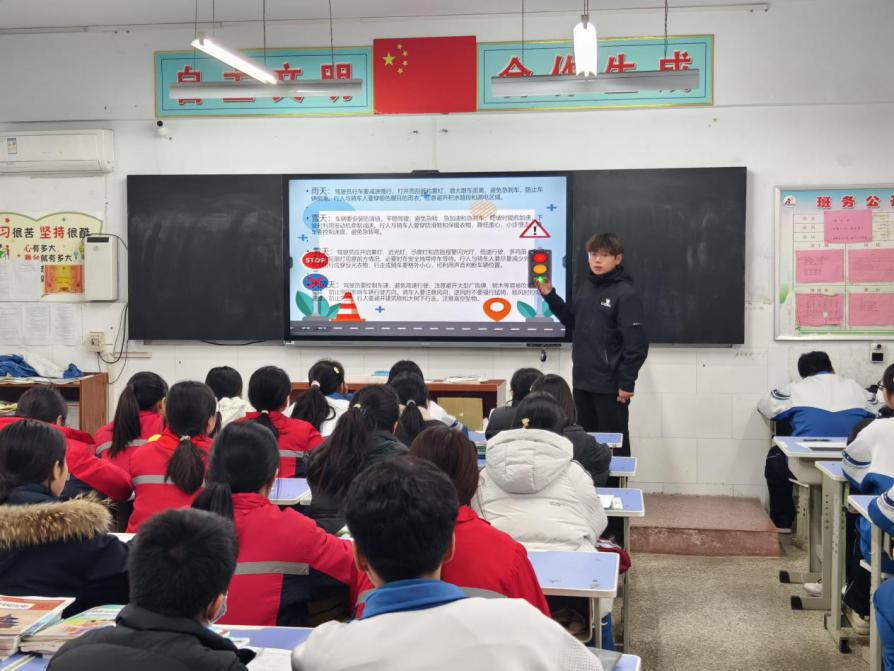 全景“返家乡”|他们深入物流中枢、交通动脉与民生街巷，解锁家乡基建“新成就” 东林土交学子在行动