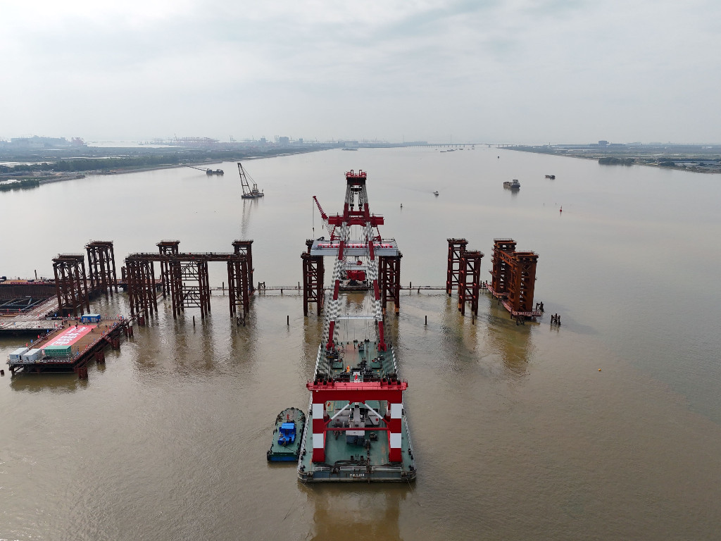 The erection of the first steel box girder of Wan-long Bridge was successfully completed