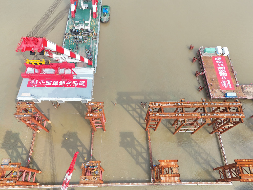 The erection of the first steel box girder of Wan-long Bridge was successfully completed