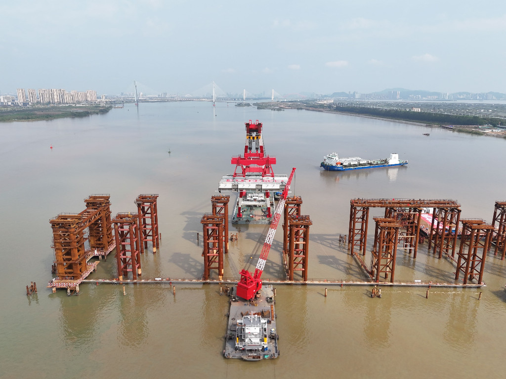 The erection of the first steel box girder of Wan-long Bridge was successfully completed