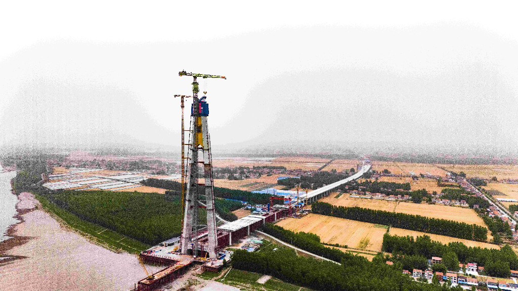 World's Longest-Span Rd Cable-Stayed Guanyinsi Yangtze Bridge N Main Tower Topped Out