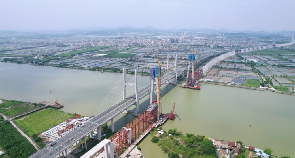 70th main tower of Shenjiang Railway's Modaomen Waterway Bridge successfully top