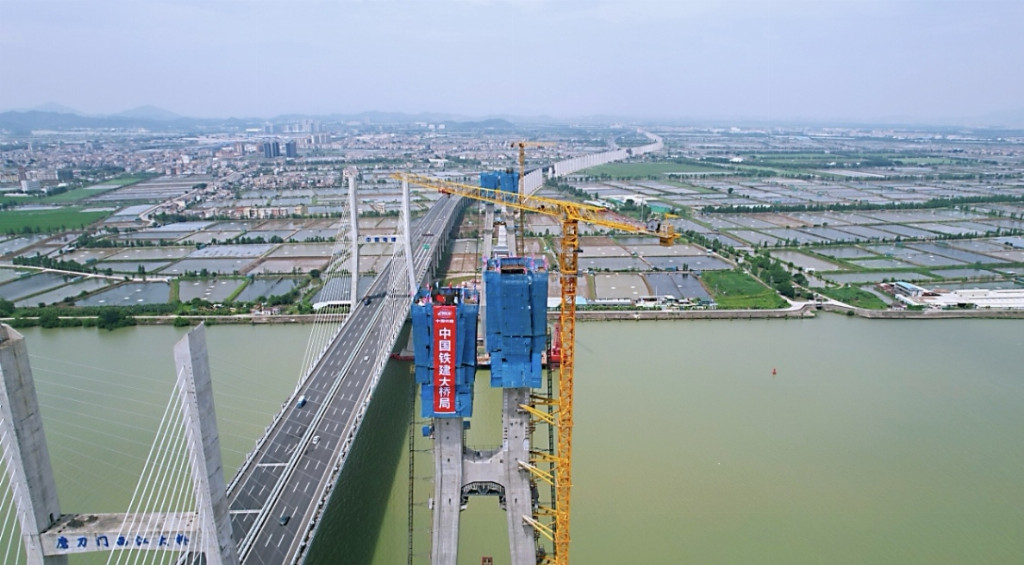 70th main tower of Shenjiang Railway's Modaomen Waterway Bridge successfully top