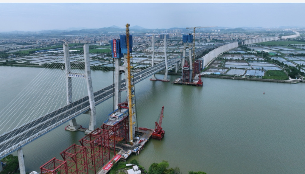 70th main tower of Shenjiang Railway's Modaomen Waterway Bridge successfully top