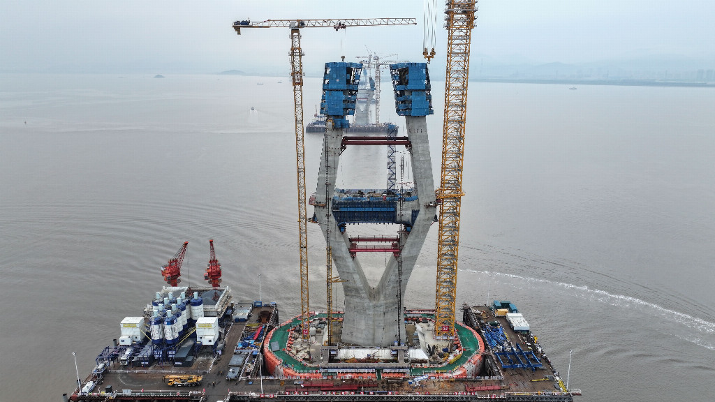 The main tower of Qinglongmen Bridge has broken through the 100 - meter mark.