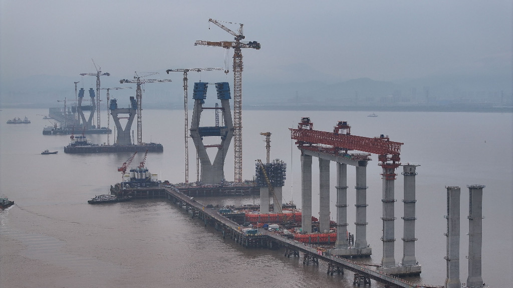 The main tower of Qinglongmen Bridge has broken through the 100 - meter mark.