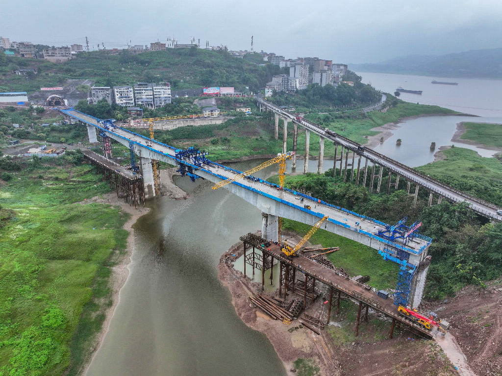 The Zhenxi River Double-track Bridge of Yuwan High-speed Railway has been successfully closed.