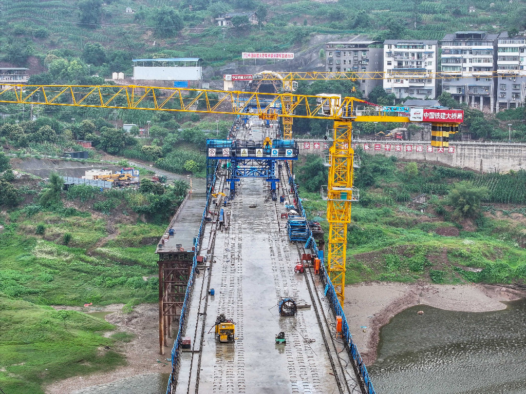 The Zhenxi River Double-track Bridge of Yuwan High-speed Railway has been successfully closed.