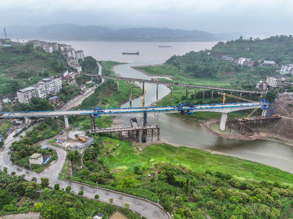 The Zhenxi River Double-track Bridge of Yuwan High-speed Railway has been successfully closed.