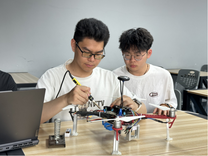 00后团队攻克无人机续航难题 空中换电技术开启行业新可能