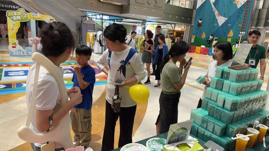 口腔护理“新品类”？缎丝牙线引发市民围观，真实体验感动用户