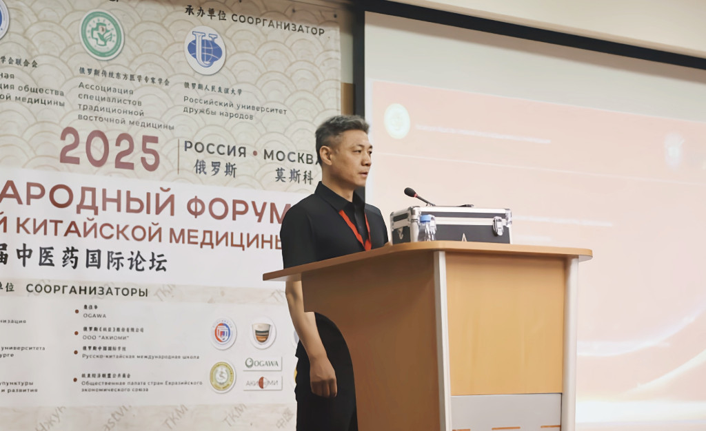韩洪光发表主题演讲。.jpg