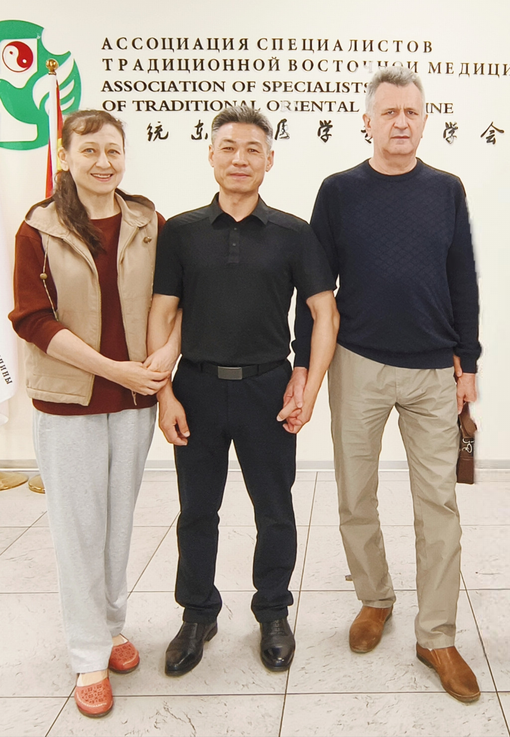 俄罗斯联邦内政部某部第一副局长(少将)和他的妻子治疗后与韩洪光合影留念.jpg