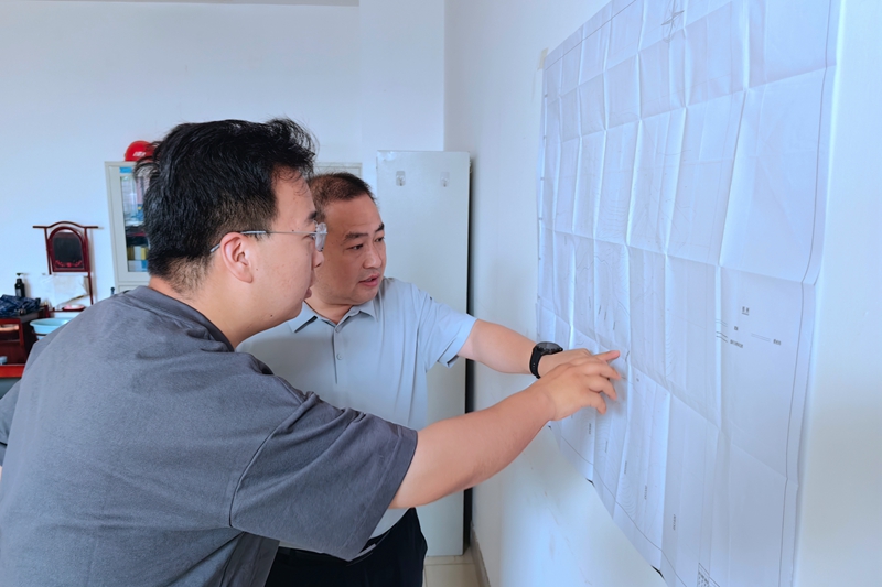 图为该公司专班人员挂图作战.jpg
