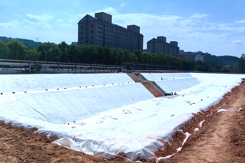 图为该公司应急池建设场景.jpg
