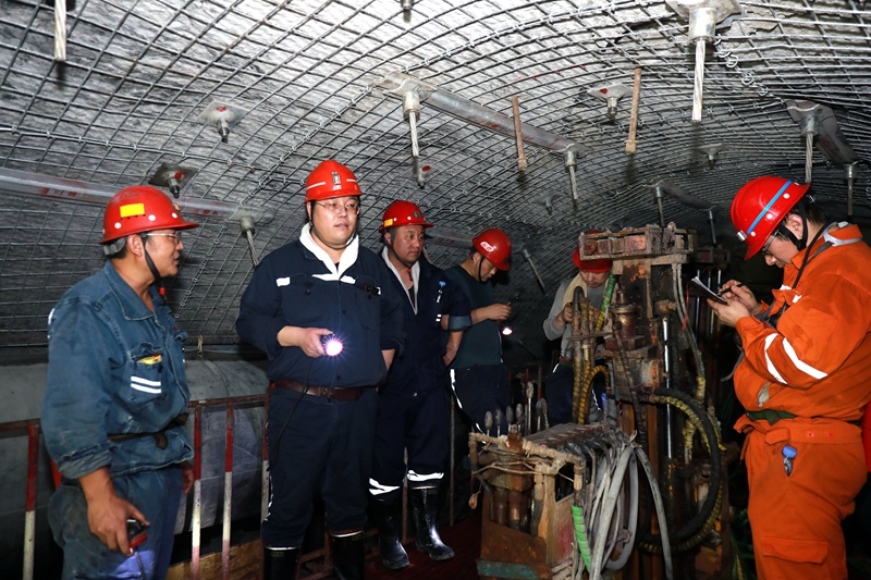 图为该公司领导检查井下材料浪费情况.jpg