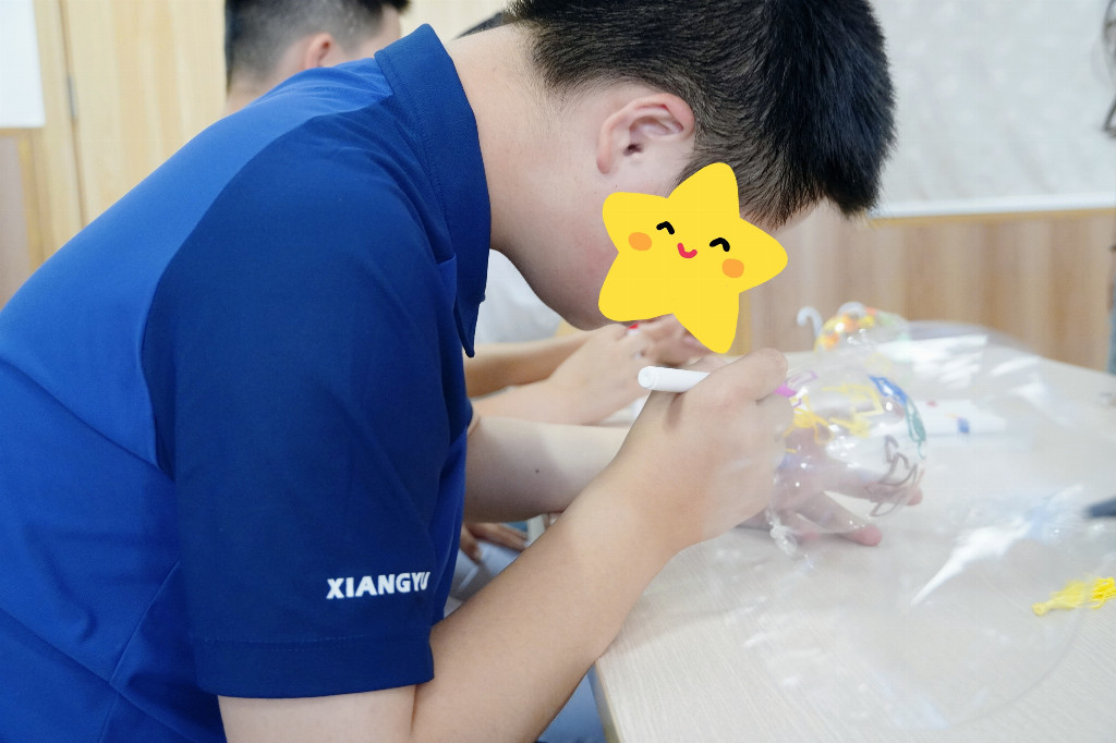 图为小朋友在波波球上绘画。石梓暄 供图.jpg