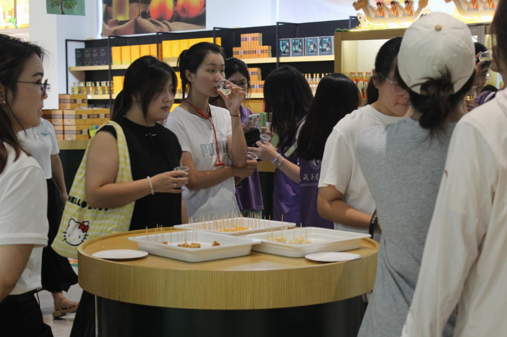 大学生探访柑橘产业航母：屈姑集团全产业链实践课揭秘秭归脐橙的全球之旅