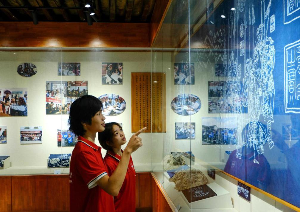 扎染青蓝映苍洱，非遗传承谱新篇——合肥工业大学“滇风白韵，同心筑梦”团队探秘大理非遗文化