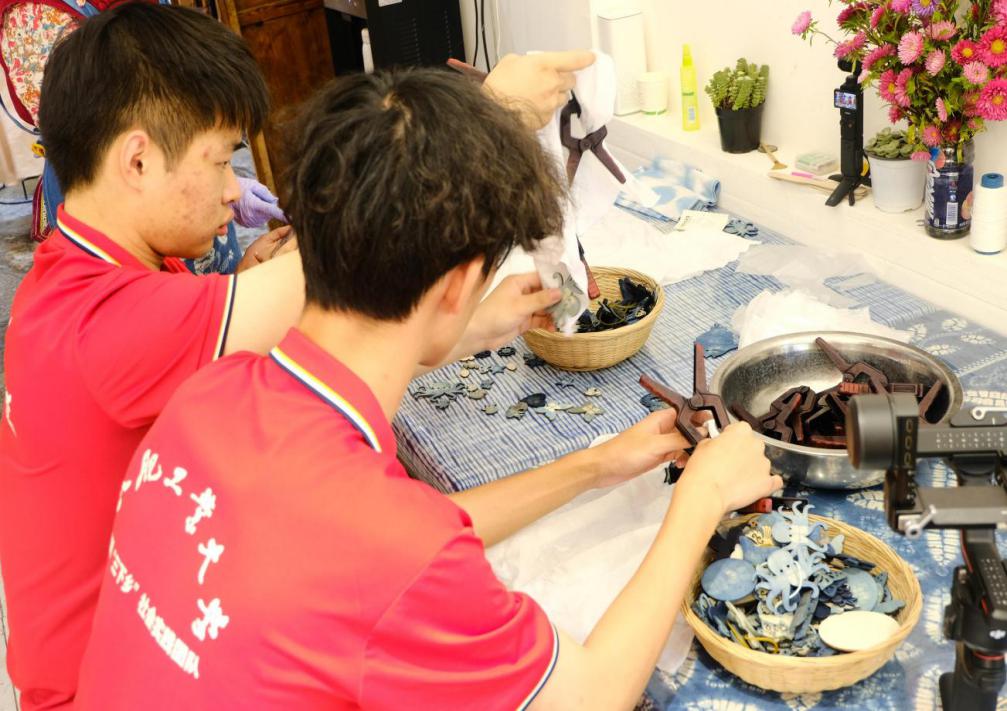 扎染青蓝映苍洱，非遗传承谱新篇——合肥工业大学“滇风白韵，同心筑梦”团队探秘大理非遗文化