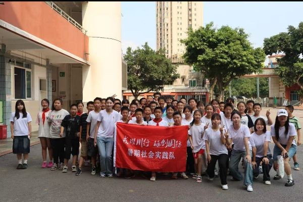 西南石油大学“戎耀川行，砺剑国防”实践队走进桂湖小学 播撒国防种子 共筑安全防线(图3)