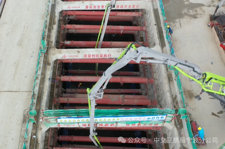 浙江舟山南環快速路項目主體工程隧道首段底板順利澆築