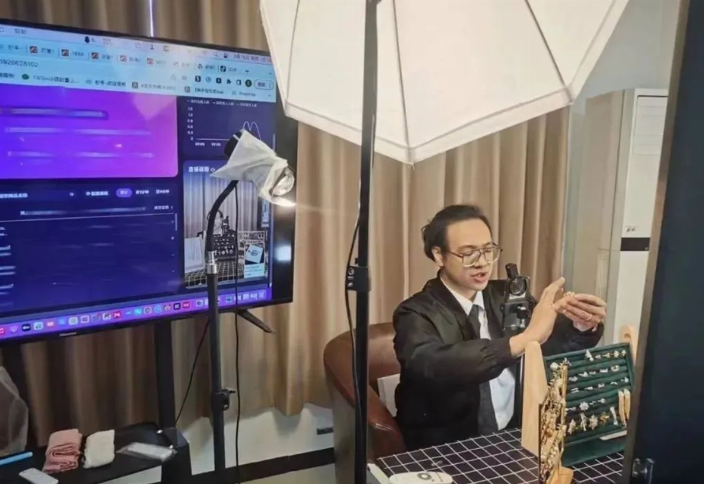江苏宿迁八维职业教育，把握直播间里的文科生进阶密码