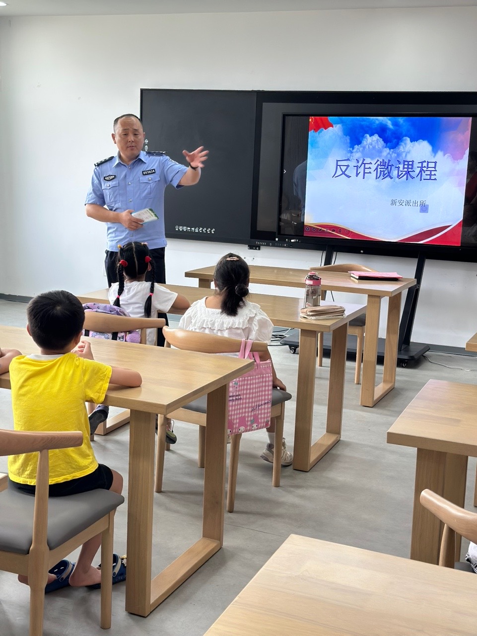 平安不放假!民警进社区为“小候鸟”上暑期安全课