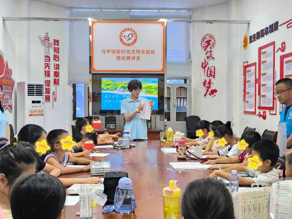实践队员和小朋友们简介游戏规则.jpg