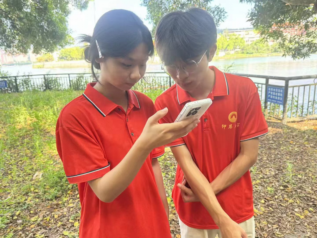 实践队员正在进行直播宣传.jpg