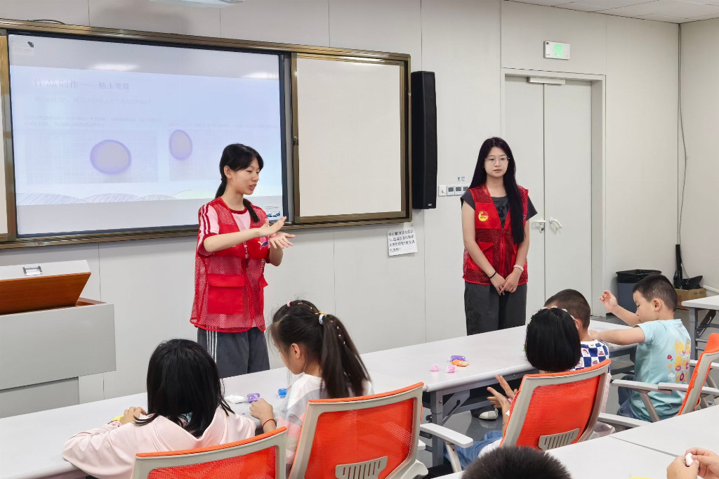 图片八:团队成员开展手工粘土主题活动.jpg