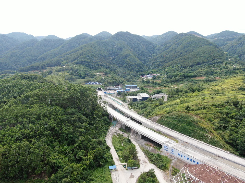 20250827-抓进度、抢工期 江长项目(长寿段)施工建设稳步推进-牛万乾 (3).jpg