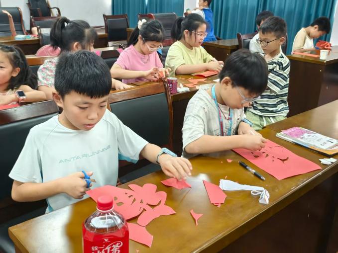 湖光点亮心灯，暖“托”照见未来：湖北大学“荆火逐光”志愿服务团队赴咸宁向阳湖镇爱心托管项目实录(图2)