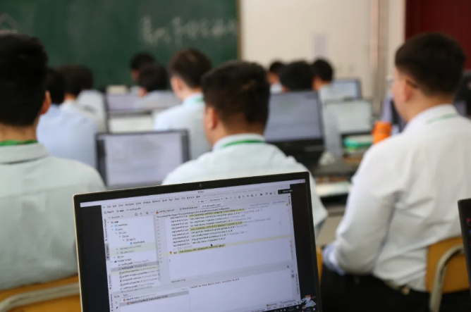 技能时代下的成长突围：江苏宿迁八维学校的实践与启示