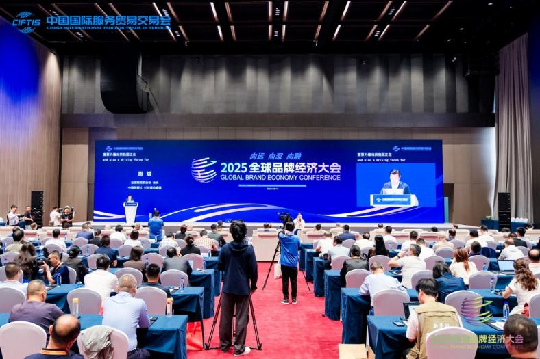 同元熙受邀出席2025全球品牌金融大会 揽获三项殊荣成焦点
