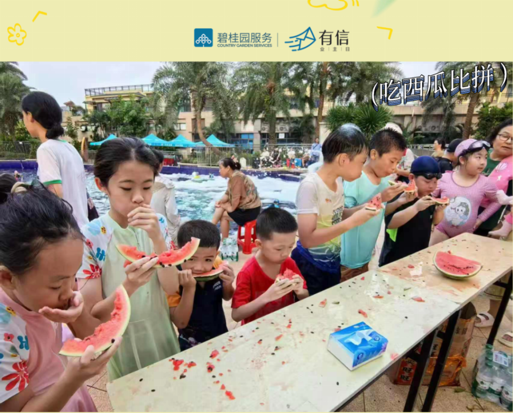 水花撞碎日常！这场泳池派对藏着邻里温情