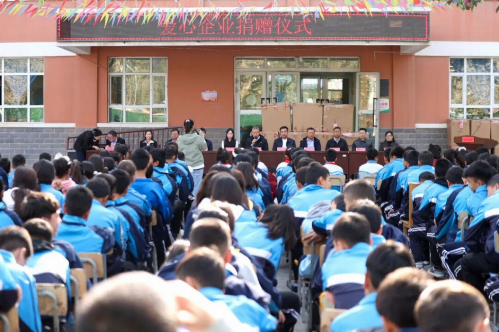 1433双新鞋“暖”了玉麦镇