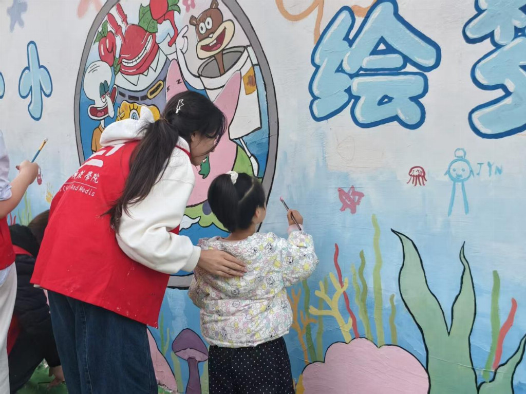 笔尖触童趣，共绘一面墙