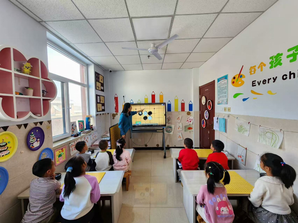 “乐在棋中”围棋启蒙——平泉市第三幼儿园围棋自主混龄走班活动