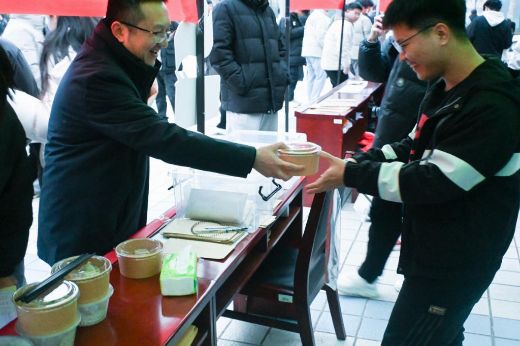 考完就吃热饺子！洛阳理工学院冬至暖心配送，考场外暖胃更暖心