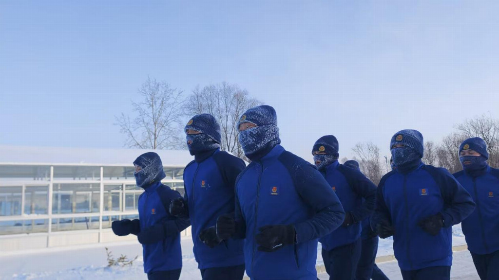 战风斗雪 精武强能丨强化体能训练 锤炼过硬本领