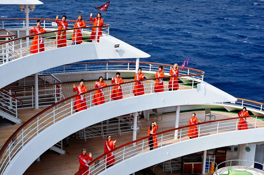 2025世界夫人全球总决赛海上大秀 绽放女性力量